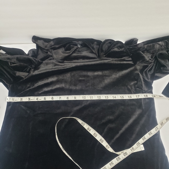 Romeo + Juliet Couture Velvet Cold-Shoulder Dress - Picture 5 of 8